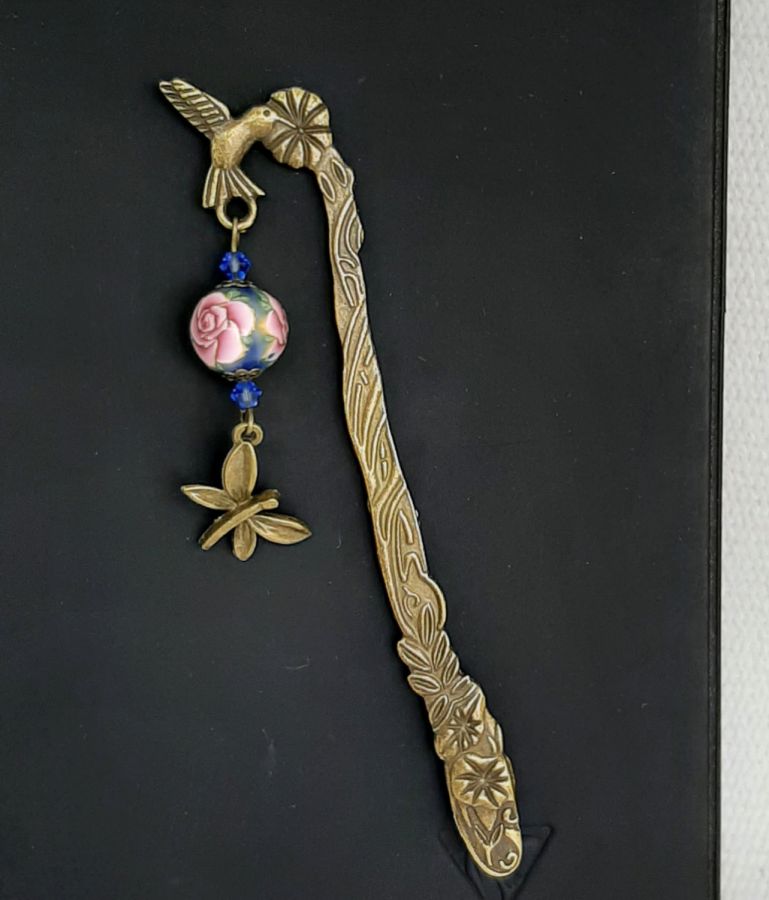 marque pages pendentif libelluele couleur bronze avec sublime perle avec rose rose faite &agrave; la mainrtisanale 