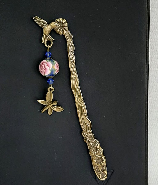 marque pages pendentif libelluele couleur bronze avec sublime perle avec rose rose faite &agrave; la mainrtisanale 