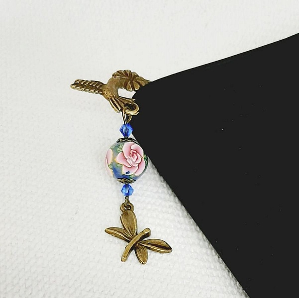 marque pages pendentif libelluele couleur bronze avec sublime perle avec rose rose faite &agrave; la mainrtisanale 
