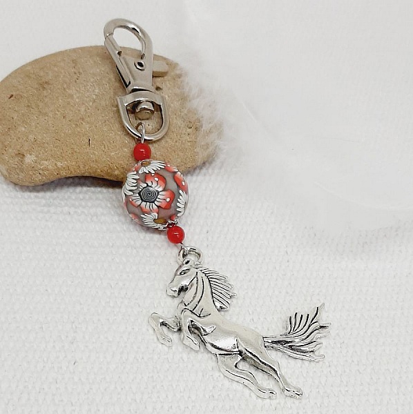 porte cl&eacute; argent&eacute; pendentif cheval et superbe perle rouge et blanc faite &agrave; la main perle de cr&eacute;ateurs fin et color&eacute; rose et vert