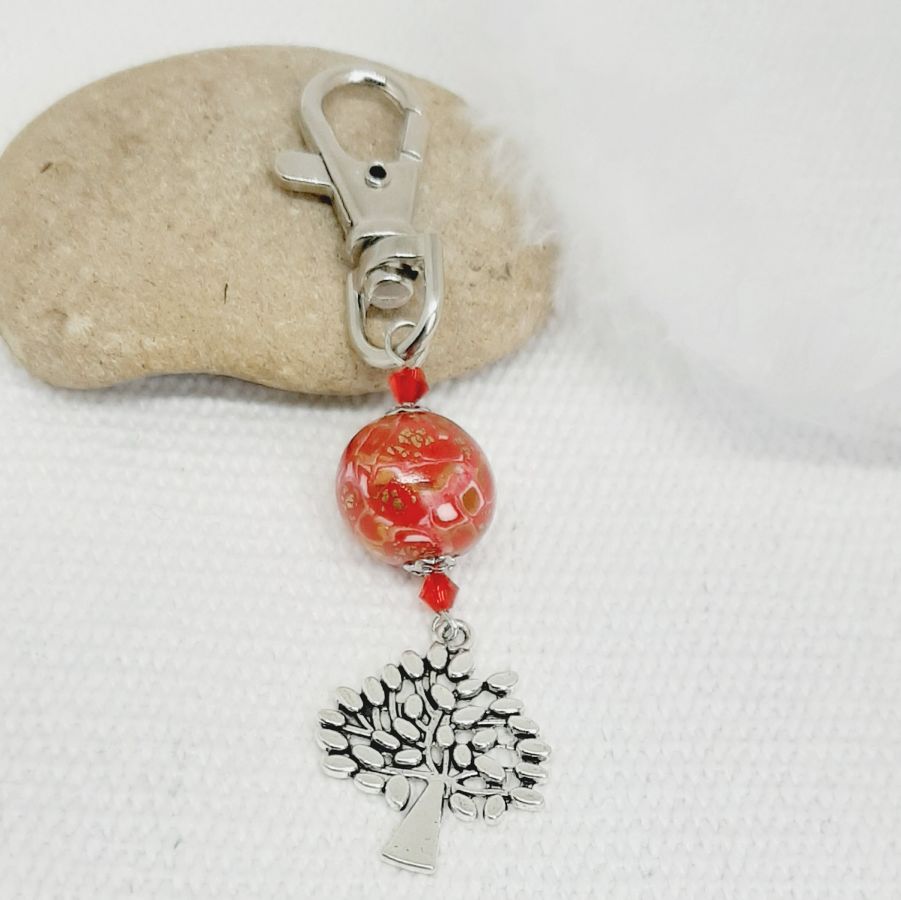 porte cl&eacute; argent&eacute; symbole arbre de vie et perle faite main rouge vif et or