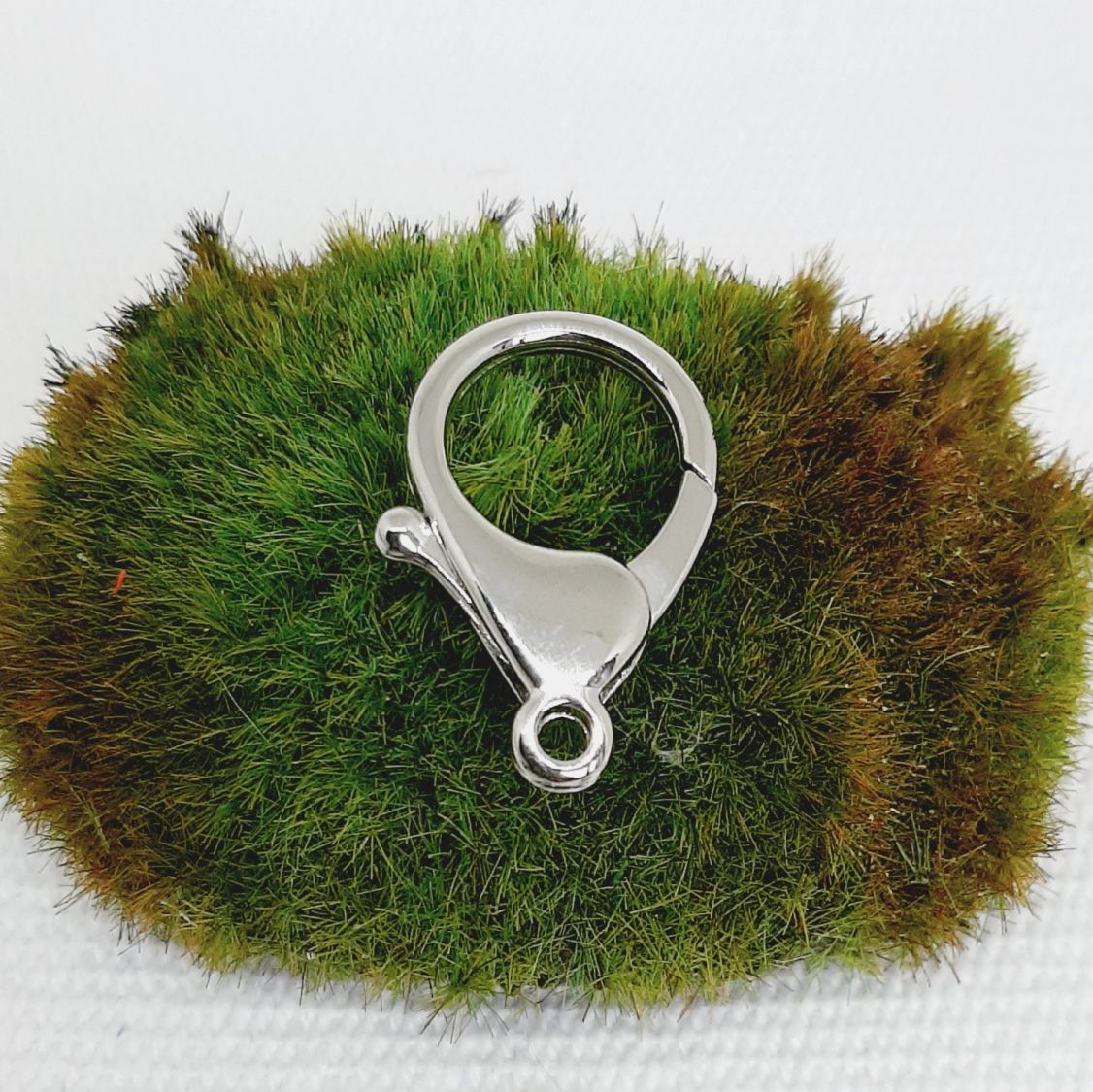 porte cl&eacute; argent&eacute; symbole arbre de vie et perlenoire coquelicot originale faite &agrave; la main