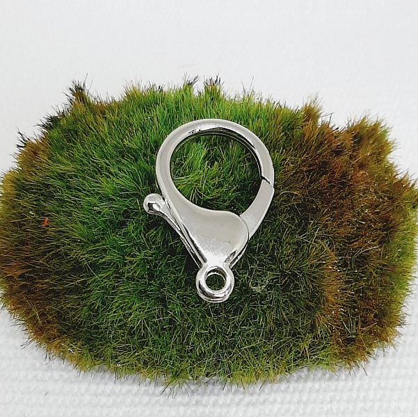 porte cl&eacute; argent&eacute; symbole arbre de vie et perlenoire coquelicot originale faite &agrave; la main