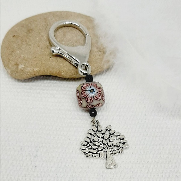porte cl&eacute; argent&eacute; symbole arbre de vie et perle originale en forme de tonneua faite &agrave; la main