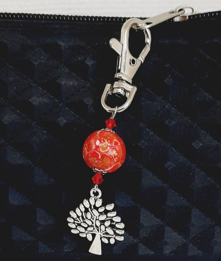 porte cl&eacute; argent&eacute; symbole arbre de vie et perle faite main rouge vif et or