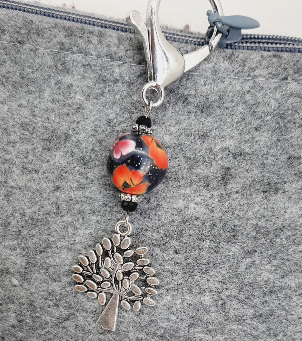 porte cl&eacute; argent&eacute; symbole arbre de vie et perlenoire coquelicot originale faite &agrave; la main