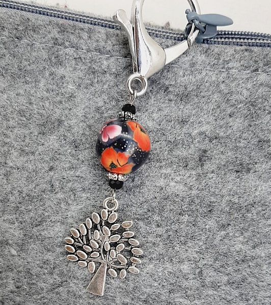 porte cl&eacute; argent&eacute; symbole arbre de vie et perlenoire coquelicot originale faite &agrave; la main