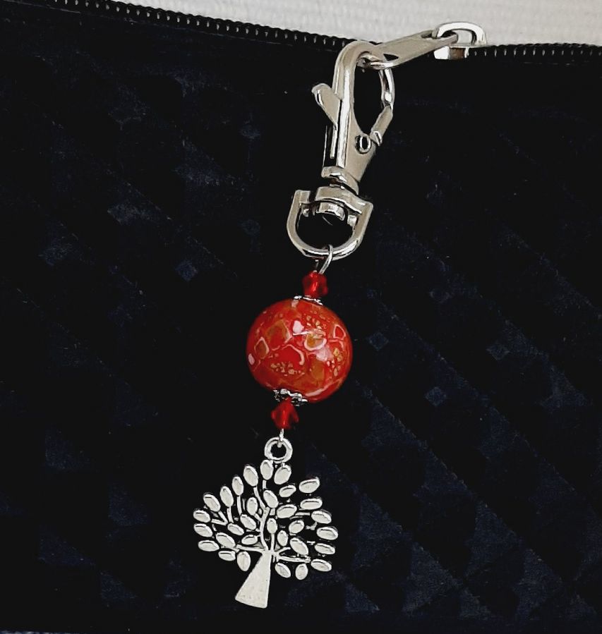 porte cl&eacute; argent&eacute; symbole arbre de vie et perle faite main rouge vif et or