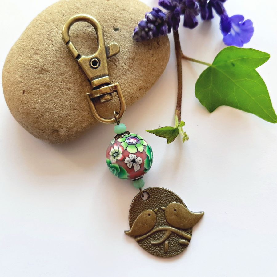 porte cl&eacute; m&eacute;daille duo d'oiseaux couleur bronze et perle artisanale motif floral vert et lie de vinmulticolore