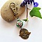 porte cl&eacute; m&eacute;daille duo d'oiseaux couleur bronze et perle artisanale motif floral vert et lie de vinmulticolore