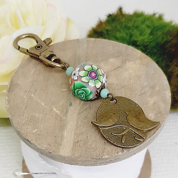 porte cl&eacute; m&eacute;daille duo d'oiseaux couleur bronze et perle artisanale motif floral vert et lie de vinmulticolore