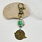 porte cl&eacute; m&eacute;daille duo d'oiseaux couleur bronze et perle artisanale motif floral vert et lie de vinmulticolore