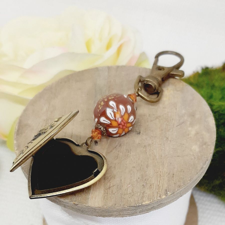 porte cl&eacute; pedentif porte photo personnalisable et perle en p&acirc;te polym&egrave;re marron et fleur blancheaet 