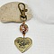 porte cl&eacute; pedentif porte photo personnalisable et perle en p&acirc;te polym&egrave;re marron et fleur blancheaet 