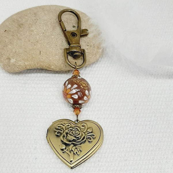 porte cl&eacute; pedentif porte photo personnalisable et perle en p&acirc;te polym&egrave;re marron et fleur blancheaet 