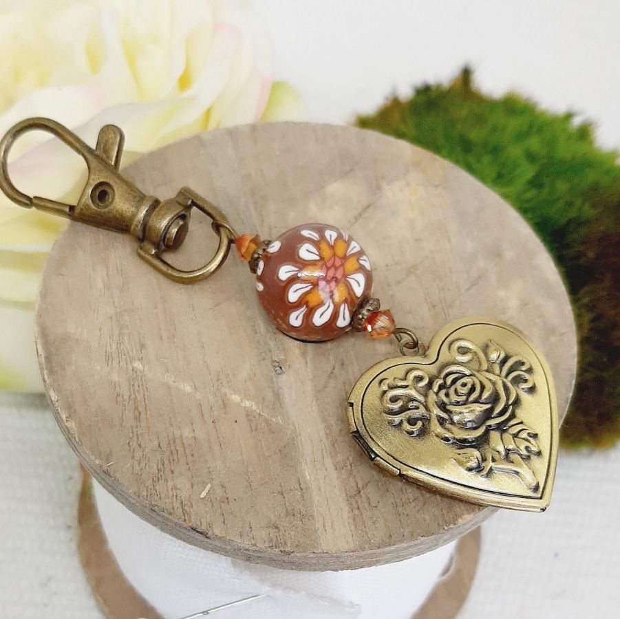 porte cl&eacute; pedentif porte photo personnalisable et perle en p&acirc;te polym&egrave;re marron et fleur blancheaet 