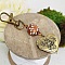 porte cl&eacute; pedentif porte photo personnalisable et perle en p&acirc;te polym&egrave;re marron et fleur blancheaet 
