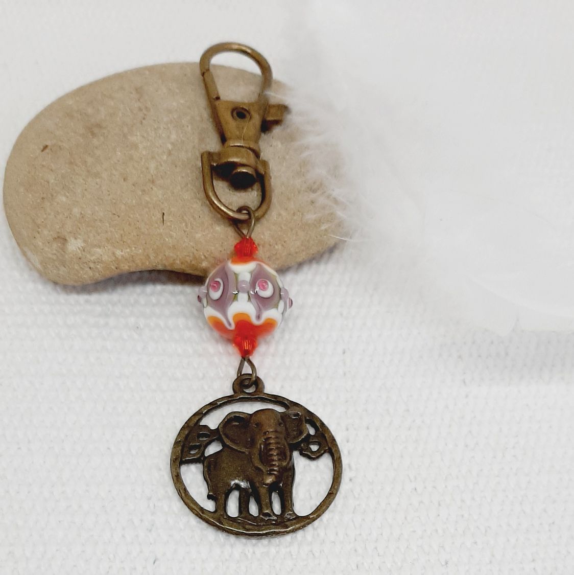 porte cl&eacute; pendentif &eacute;l&eacute;phant couleur bronze et superbe perle en verre fil&eacute; faite &agrave; la main