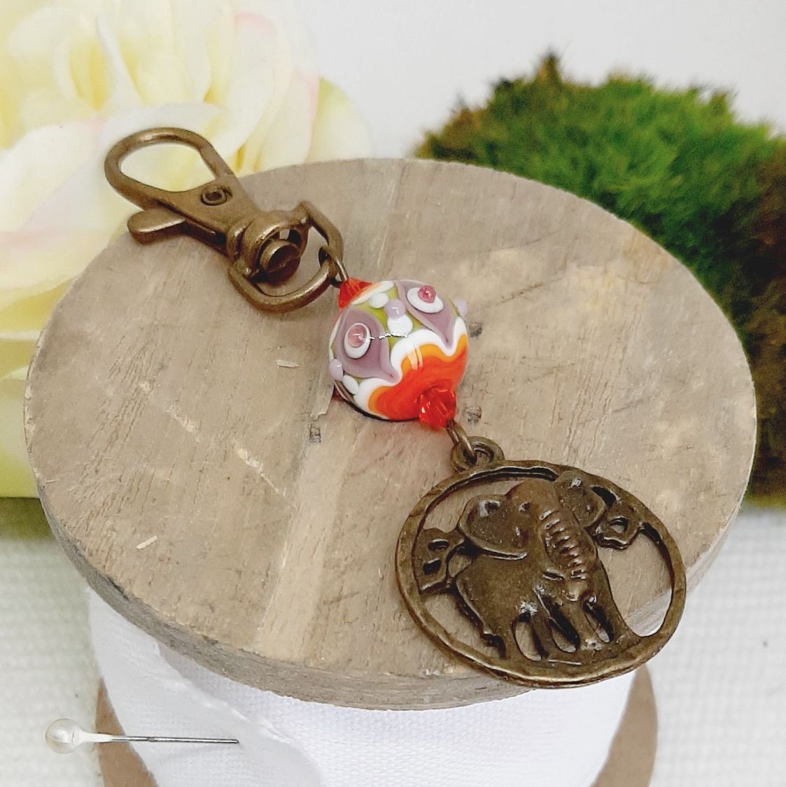 porte cl&eacute; pendentif &eacute;l&eacute;phant couleur bronze et superbe perle en verre fil&eacute; faite &agrave; la main
