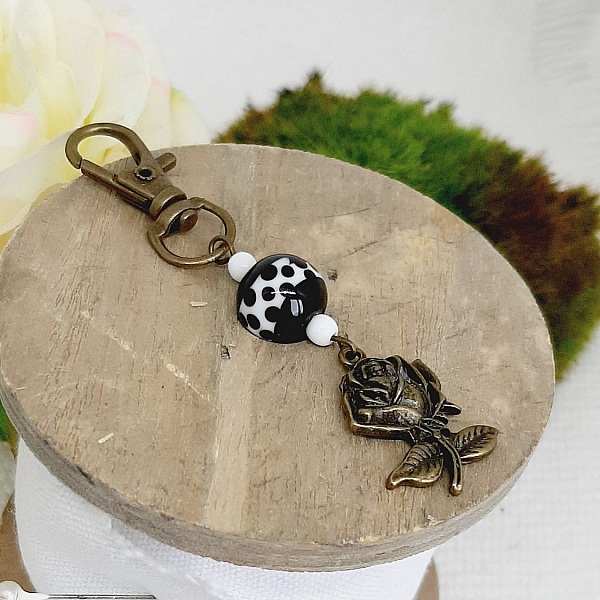 porte cl&eacute; pendentif au nom d une rose avec perle chic et uinque noir et blanc &agrave; pois
