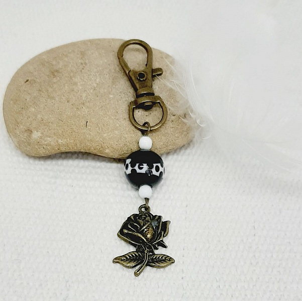 porte cl&eacute; pendentif au nom d une rose avec perle chic et uinque noir et blanc &agrave; pois