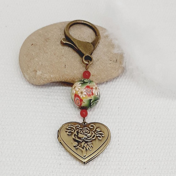 porte cl&eacute; pendentif porte photo personnalisable et perle en p&acirc;te polym&egrave;re vert et rouge