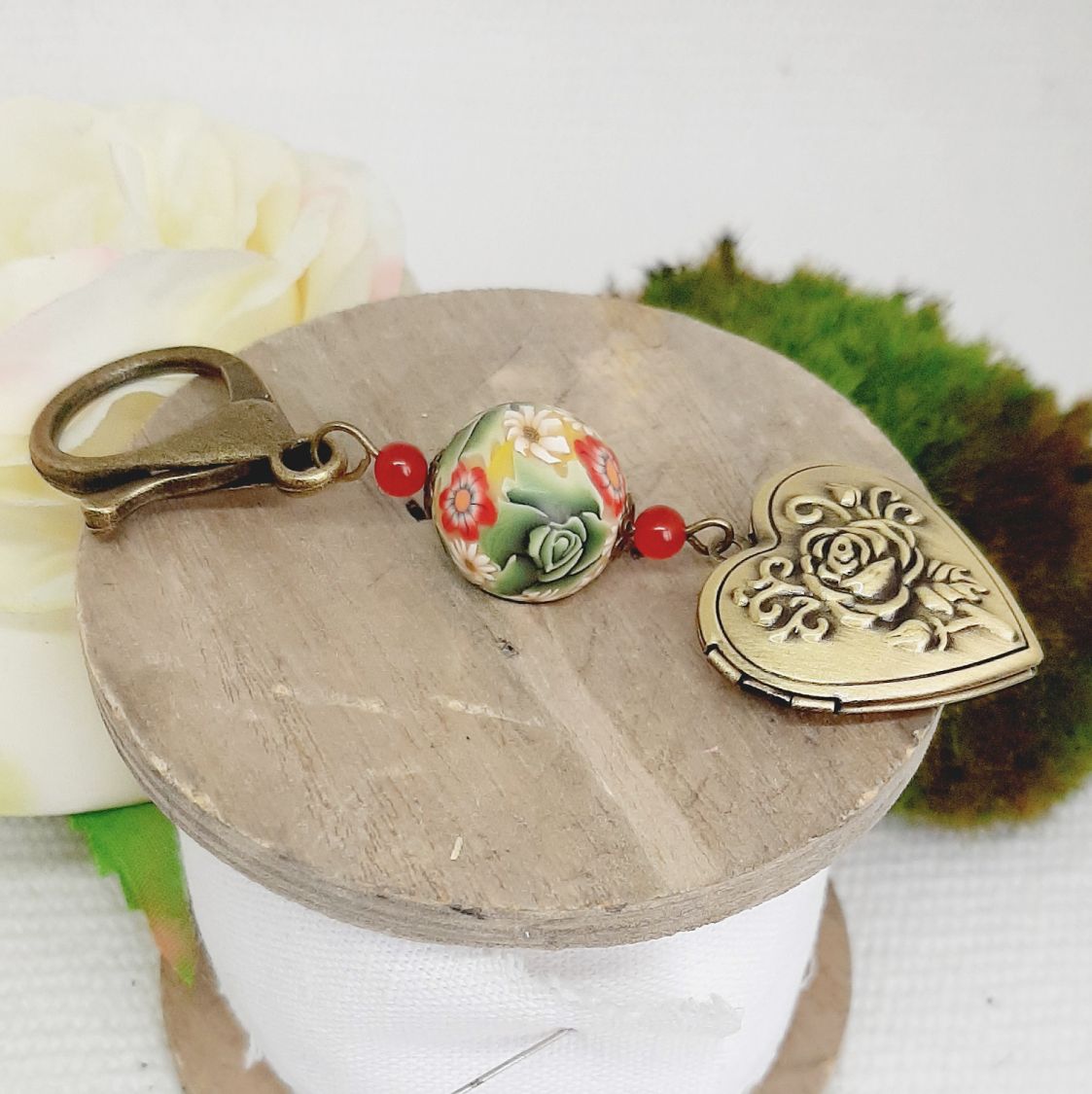porte cl&eacute; pendentif porte photo personnalisable et perle en p&acirc;te polym&egrave;re vert et rouge