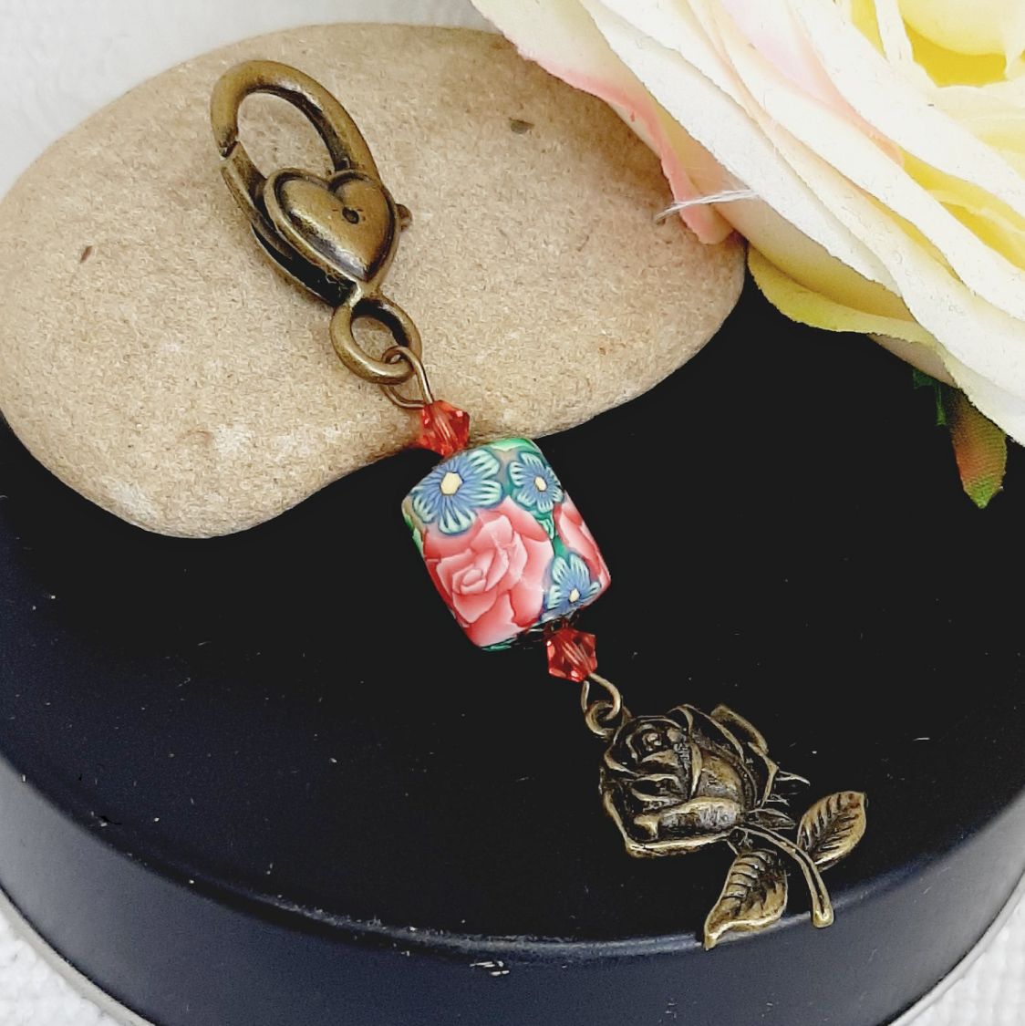 porte cl&eacute; pendentif rose style r&eacute;tro bronze et magnifique perle artisanale de forme originale