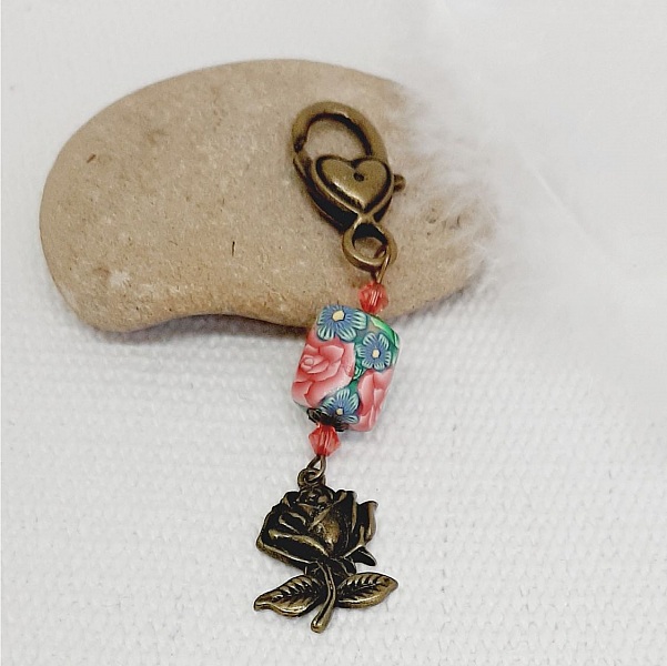 porte cl&eacute; pendentif rose style r&eacute;tro bronze et magnifique perle artisanale de forme originale