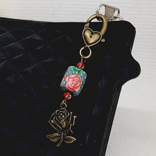 porte cl&eacute; pendentif rose style r&eacute;tro bronze et magnifique perle artisanale de forme originale