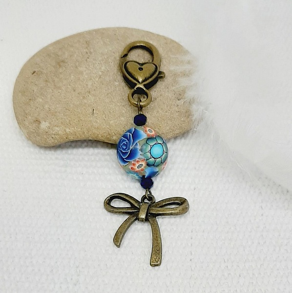 porte cl&eacute; pendentif rose style r&eacute;tro bronze et magnifique perle artisanale de forme originale