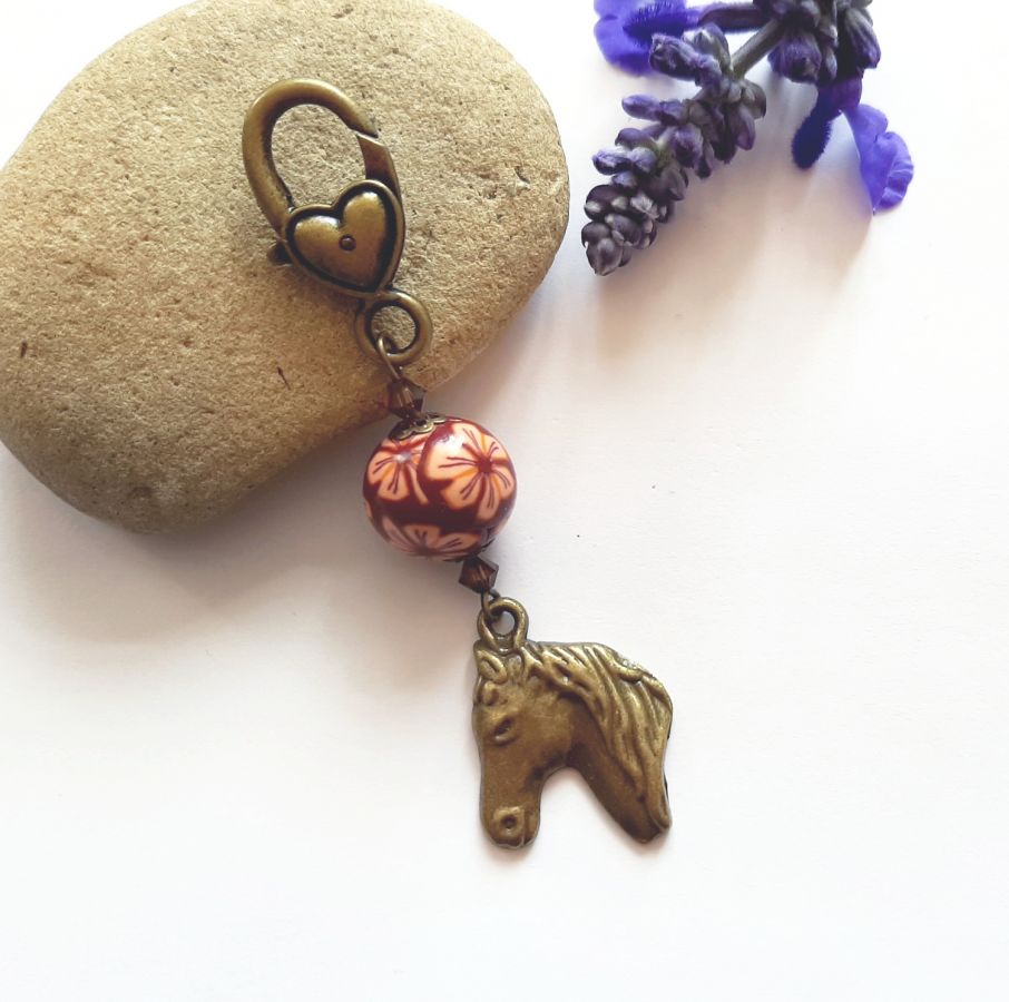 porte cl&eacute;s pendentif tete de cheval couleur bronze et perle orange et marron faite &agrave; la main