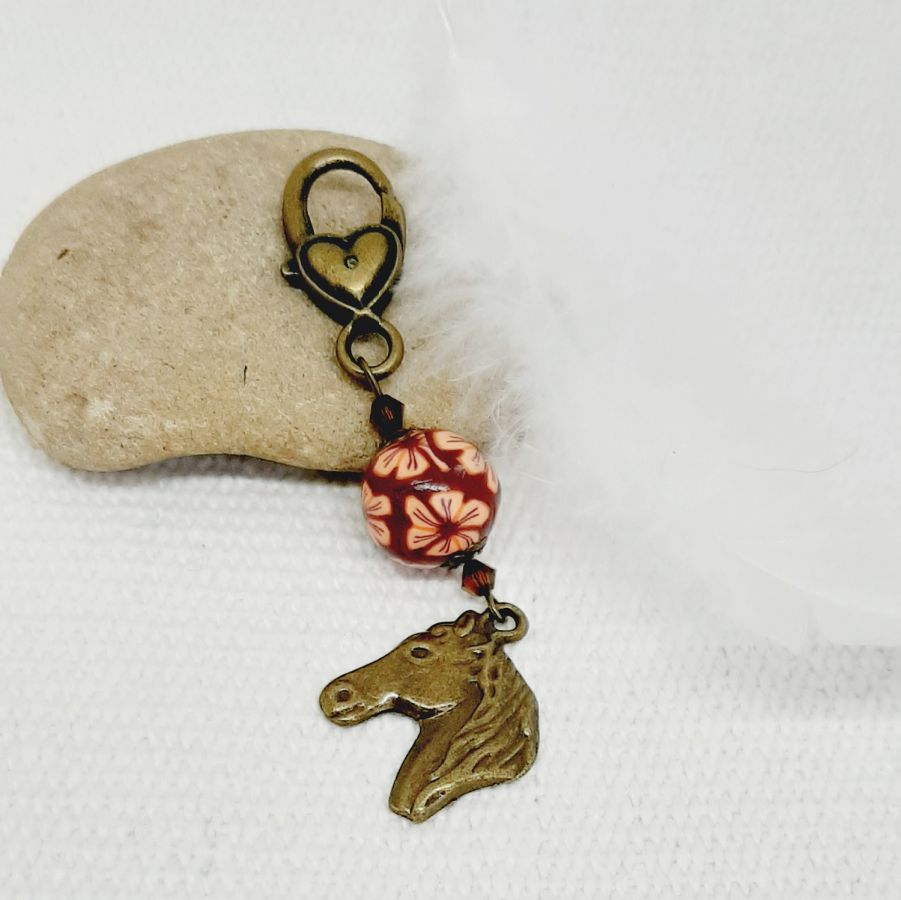 porte cl&eacute;s pendentif tete de cheval couleur bronze et perle orange et marron faite &agrave; la main