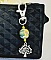 Porte-clé argenté avec arbre de vie et perle multicolore.