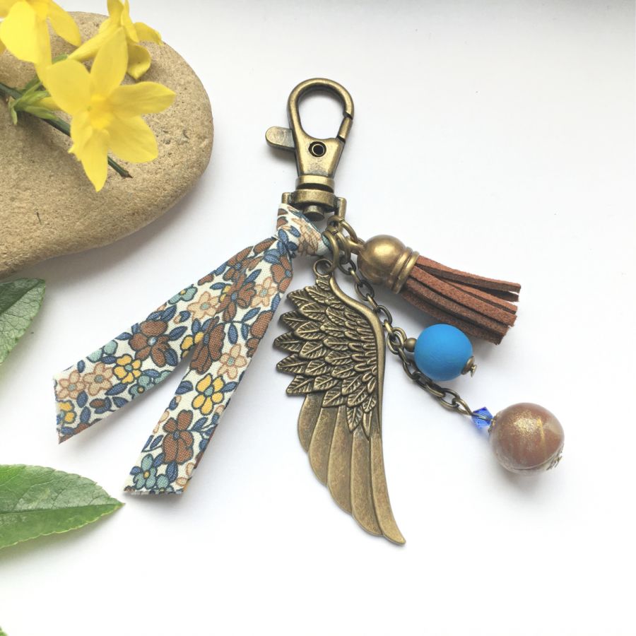 Porte-clé bijou de sac avec aile d'ange bronze et perles.