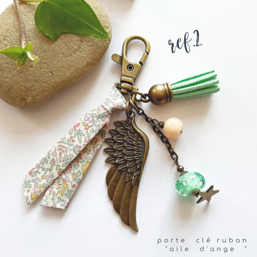 Porte cl&eacute; ou bijou de sac avec pendentif aile d'ange couleur bronze dans les tons pastels tendres
