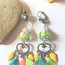 boucles d'oreilles pour oreilles perc&eacute;esvertes avec pompons et strass color&eacute;es