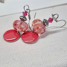 boucles d'oreille couleur chair de fraise belle couleur lumineuse et originale pour ces boucles de cr&eacute;ateur