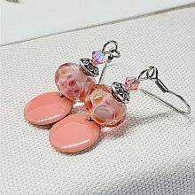 boucles d'oreille de createur couleur saumon ros&eacute; avec perle transparentes fait &agrave; la main