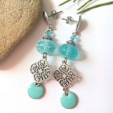 boucles d'oreille pendantes avec perle effet sucr&eacute; bleu truquoise ciel en verre fil&eacute; &agrave; la main