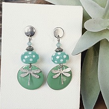 boucles d'oreilles discretes et pastels id&eacute;al pour tenue d'hiver 