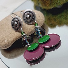 boucles d'oreilles pour oreilles perc&eacute;esvertes et violet couleurs originales et maruage parfait sur des perles en verre