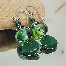 boucles d'oreilles vert fonc&eacute; pour oreilles perc&eacute;es avec pendentif en verre fil&eacute; faite &agrave; la main