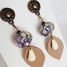 boucles d'oreilles pendantes createur avec perle en verre fil&eacute; et feuille de cuir faite &agrave; la mainnt&eacute; brillant et perle faite &agrave; la main en verre fil&eacute;