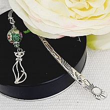 marque pages pendentif chat &agrave; l'allure chic en m&eacute;tal argent&eacute; et perle en p&acirc;te polym&egrave;re fleuri avec coccinelle