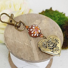 porte cl&eacute; pedentif porte photo personnalisable et perle en p&acirc;te polym&egrave;re marron et fleur blancheaet 
