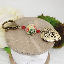 porte cl&eacute; pendentif porte photo personnalisable et perle en p&acirc;te polym&egrave;re vert et rouge