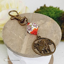 porte cl&eacute; pendentif &eacute;l&eacute;phant couleur bronze et superbe perle en verre fil&eacute; faite &agrave; la main