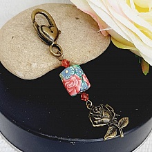 porte cl&eacute; pendentif rose style r&eacute;tro bronze et magnifique perle artisanale de forme originale