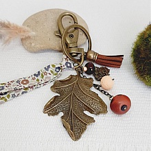 Bijou de sac avec grand pendentif feuille couleur bronze et perle en p&acirc;te polym&egrave;re 